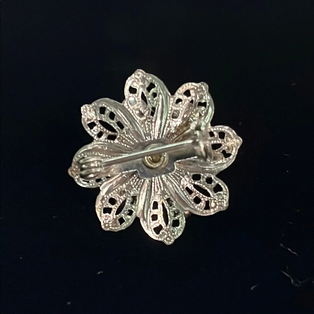 Elegant Silver Flower Brooch with Pearl and Crystals - Picture 2 of 3